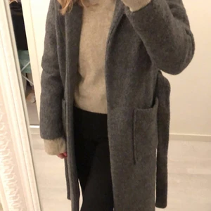 Kappa från noisy may  - Grå kappa, jätte söt, använd 1 gång, köpte för 999, slutsåld. Storlek xs men passar s-m 