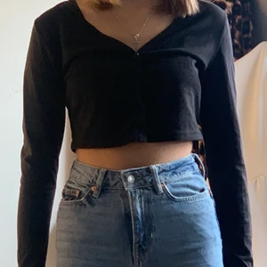 Topp med knappar  - Söt svart topp med knappar, nästan helt oanvänd. Storlek M men passar mer xs