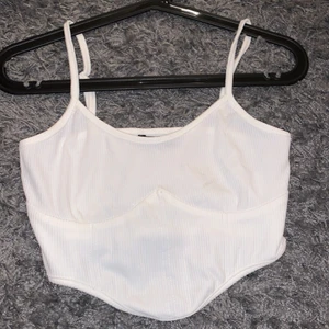 Korsett topp - Vitt korsett liknande linne, aldrig använt🤍