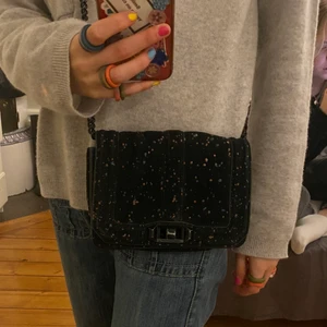 Rebecca Minkoff Väska - Säljer nu min minitest edition Rebecca Minkoff Vöska, svart mocka med blå och röda små glitter stänks detaljer. Bra skcika älthetsbevisfinns (köpt för 2500kr). Säljer för bra pris eller högsta bud.
