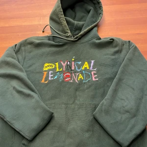 Lyrical Lemonade Hoddie Mörkgrön - Lyrical Lemonade Hoddie Mörkgrön med tryck Storlek M bra skick grönare än på bilden Nypris 600 Pris 300 SMS eller Ring 0708942932