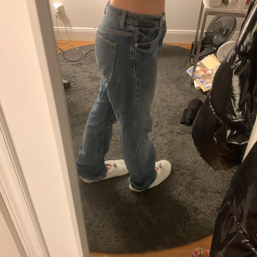 Skit snygga baggy low rise jeans från zara som är använda fåtal gånger. Jätte snygga men lite för stora på mig. Jeans & Byxor.