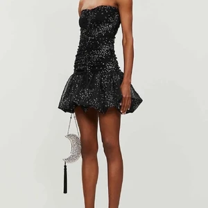 Maje klänning  - Säljer denna såå fina klänningen från Maje i fransk strl 36 (stretchigt tyg & motsvarar ca xs-s). Verkligen perfekt till jul och nyår!⚡️ Klänningen är i NYSKICK och har prislappen kvar. Köptes här på plick men säljer då jag köpt flera klänningar till samma tillfälle🖤⚡️ Nypris ca 2500 kr. Pris är exklusive frakt<3 