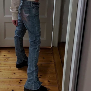 Lågmidjade Levis jeans - Säljer dessa sjuktsnygga lågmidajde Levis jeans som har ass coola ditaljer🤩🤩 passar på mig som är 170cm. Fraktar endast; det kostar 66kr 💗💗(inte mina bilder)