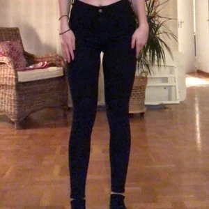 Svarta Molly jeans - Svarta, högmidjade Molly-jeans från Gina Tricot. Storlek M. Ordinarie pris från sidan är 299kr. Säljer då jag aldrig använder dessa. Fler bilder finns! Köpare står för frakt.