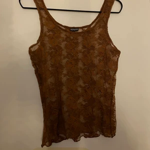Linne i broderat nät💖 - Brunt linne i broderat nät!! Lite genomskinlig men för mig har det funkat med bara en BH under, använts ett par gånger och är i fint skick💖 Passar bra på mig (s) men passar även M💖  Vintage Intimissi, buda från 100kr eller köp direkt för 200💖 Skriv om ni har några frågor🤩