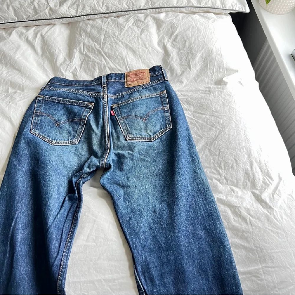 Säljer dessa populära vintage 501levis jeans köpta här på plick. Har själv aldrig använt dem💕 det är storlek 32/32 som motsvarar storleken 36/38🤗 (som ni ser är det inte samma färg på första bilden som på dem andra två. Det är den mörkare nyansen jag säljer!). Jeans & Byxor.