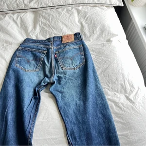 Levis - Säljer dessa populära vintage 501levis jeans köpta här på plick. Har själv aldrig använt dem💕 det är storlek 32/32 som motsvarar storleken 36/38🤗 (som ni ser är det inte samma färg på första bilden som på dem andra två. Det är den mörkare nyansen jag säljer!)