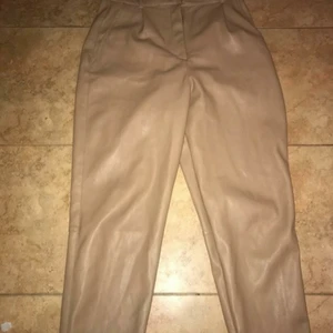 Läder bruna byxa, 40 storlek - Fin färg, säljes för att tröttnat på den. 