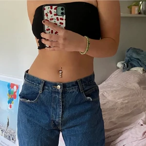 Mörkblå jeans - Jättefina mörkblåa jeans som jag har köppt här på plick, va tyvärr för stora för mej så säljer vidare dom, inte mina bilder💕