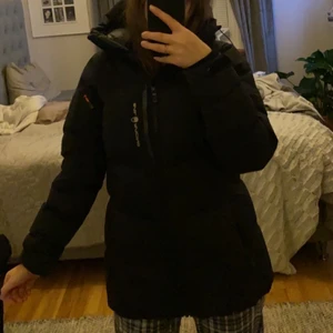 Sail racing jacka - Sail racing jacka (svart) i storlek s, är i bra skick men har dock sytt i ryggen på den. Skriv för fler bilder. 