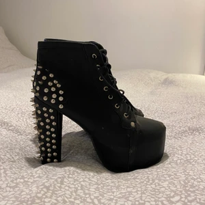 Boots med nitar Stl 39 - Boots med nitar Stl 39. Använd men bra skick endast små skavanker se sista bild men annars bra skick. 