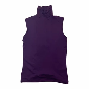 Lila polotopp - Lila topp med polokrage. Storlek s💓🕺