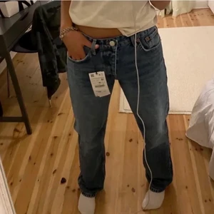 Zara jeans storlek 36 - Jättesnygga mid Rise straight leg jeans från zara i strlk 36. Bra skick