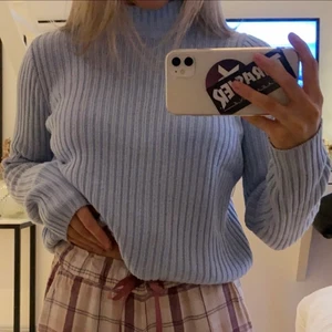 Ljusblå stickad tröja - Säljer min ljusblåa mysiga stickade tröja ifrån HM🤍 