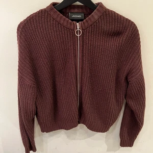 Vinröd stickad tröja - Från MONKI. XS. 