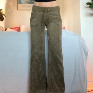 Mjukisbyxor - Brungröna lågmidjade mjukisbyxor i velour, så fina men är tyvärr för korta på mig som är 173 cm. Innerbenslängden är ca 73 cm och midjan ca 78 cm! Nog använda en del men ändå i bra skick 💘