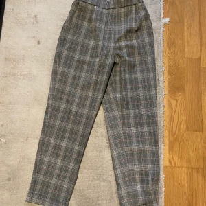 Rutiga ”gubb-byxor” - Ankellånga sk gubb-byxor med resårmidja från Pull&bear. Bra skick, strl 38.