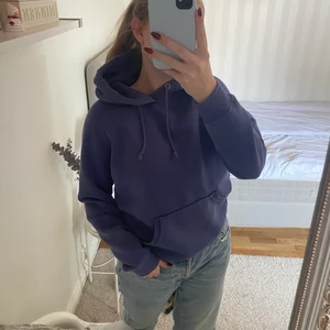 Hoodie  - Säljer en as skön och snygg hoodie i en mörk blå/lila färga 💜130kr+frakt, pris går att diskutera och kommer ifrån bok bok