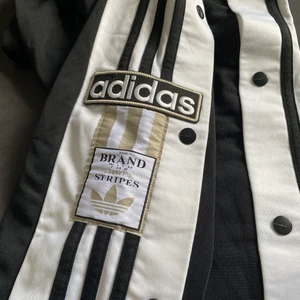 Vintage Adidasbyxor  - Vintage Adidasbyxor som sitter perfekt på mig som är ca 168-169 cm lång. Pyttelite långa utan skor på men så gillar jag det. Köpta vintage på asosmarketplace om jag minns rätt. Knappar som går o öppna stänga på byxornas sidor.