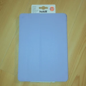 Oanvänt iPad skal  - Ett lila holdit iPad skal. Helt oanvänt. Har bara testat det på min iPad men passade inte. Nypris 149kr. Kontakta mig bara ifall ni vill ha mer bilder.