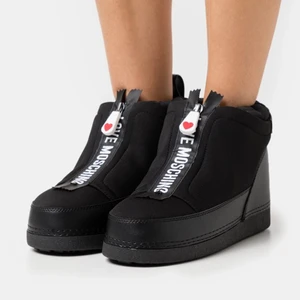 moschino skor - funderar på att sälja mina skitsnygga moschino skor då jag vill köpa ett annat par!! dessa är i stl 38 men skulle nog passa både 37 & 39! Jag har endast haft dessa i ca 1 månad & knappt använt de alls så de är i väldigt bra skick💞💞 kan även tänka mig att byta mot andra vinterskor 