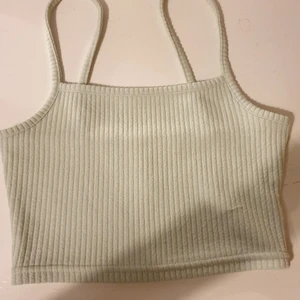 H&M crop top - En ljus grön Crop top ifrån H&M. Aldrig använd ändast testad. Super bra skick. Storlek xs. Köparen står för frakten. (Frakten kan diskuteras)