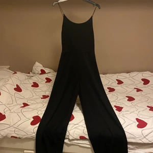 Svart fest-jumpsuit✨ - Svart jumpsuit perfekt till fest från Nelly✨! Spagetti-straps.