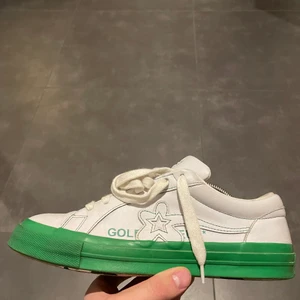 Converse X Golf Le Fleur OX - Tänkte se om någon är intresserad av mina gamla golf le fleurs. Sparsamt använda och skulle ändå säga att dom är i fint skick. Nya från Farfetch går för 4k. Men släng iväg ett bud om ni är sugna. 🌏⚡️⚡️🐯