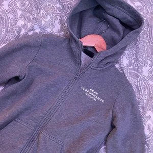 Peak performance kofta - Fin kofta typ aldrig använd den e i storlek 150 men är stor så passar xs. Den är ren och hel överallt, Fler bilder går att få. Köpare står för frakten💗