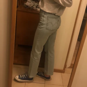 Levis Jeans - Jeans från Levis i ljustvätt! 💙 i modellen Wedgie Straight. Kan bäras både som högmidjade och lågmidjade. Storlek 25! Jag är 162cm for refrence. Mycket sparsamt använda. Nästintill nyskick. Knappar vid gylfen. Om flera är intresserade skapar jag en budgivning. Skriv till mig privat om ni har flera frågor 🥰
