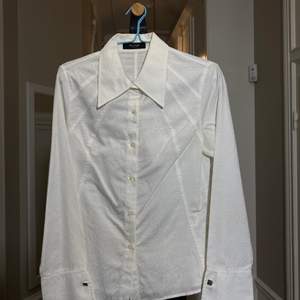 snygg vit skjorta från 90-talet/ y2k. passar både small och medium💚 pris kan diskuteras.