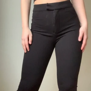 Utsvängda kostym byxor  - Svarta utsvängda kostym byxor köpta från newyorker. Kommit till användning ett par gånger men går alldeles för långt ner mot fötterna. Annars i perfekt skick. 