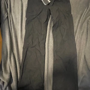 Jeans  - Mörk gråa jeans, oanvända. Frankt ingår i priset, möter inte upp. 