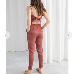 & Other Stories, Tie Back Jumpsuit (NY!) - En helt ny byxdress från & Other Stories med alla lappar kvar från inköp. Den har väldigt fina detaljer med en stor knut i ryggen. Den är i storlek 40 men skulle säga att den passar 38/40.   Storlek: 40 (passar även 38!) Nypris: 890:-
