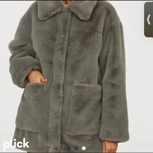 Päls jacka från H&M - Säljer denna fina fluffiga jacka ifrån H&M väldigt fint skick. Strl 34 men sitter oversized.