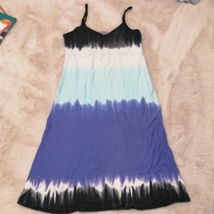 Klänning  - Klänning från lindex. Använd max 5 gånger och ser helt oanvänd ut. 