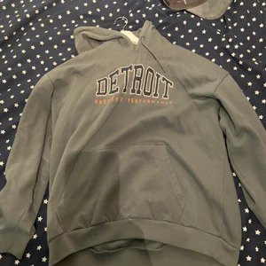 Hoodie med tryck ”Detroit” - Hoodie med tryck ”Detroit” Storlek Xl aldrig använd på grund av att den är för stor 