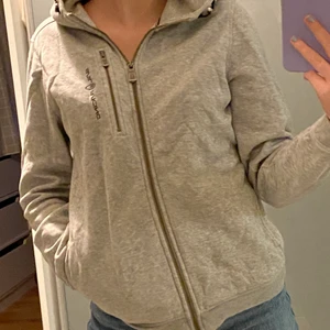 Sail racing tröja - En sail racing tröja använd ett fåtal gånger men säljes pga använder inte längre 💕 känns som ny, otroligt skön!! Köpare står för frakt!!