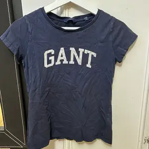 Marinblå t-shirt från Gant i strl Xs, normal i storleken 