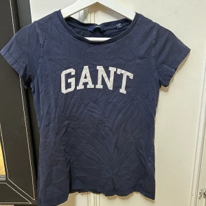  GANT t-shirt  - Marinblå t-shirt från Gant i strl Xs, normal i storleken 