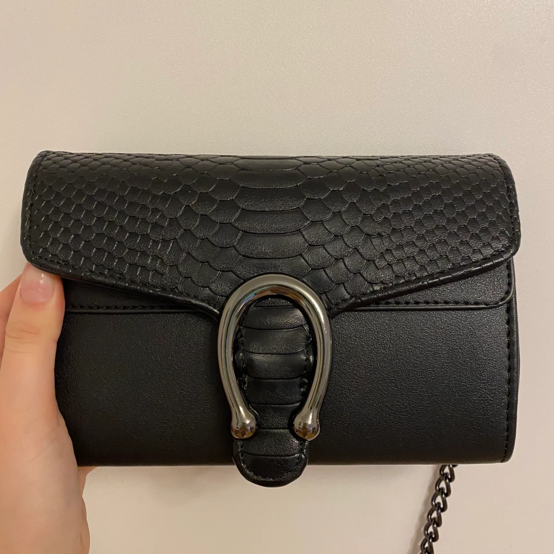 Fin svart väska av okänt märke 