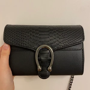 Fin svart väska av okänt märke  - Super fin och praktisk handväska från okänt märke. Sparsamt använd. Köptes för ca 300kr. 