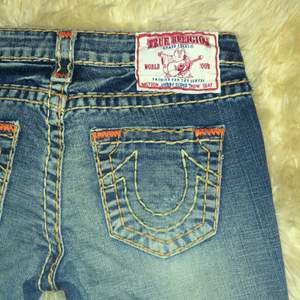 Jättefina True Religion jeans, storlek 29! Lågmidjade med orange-gula detaljer, frakt ingår. 