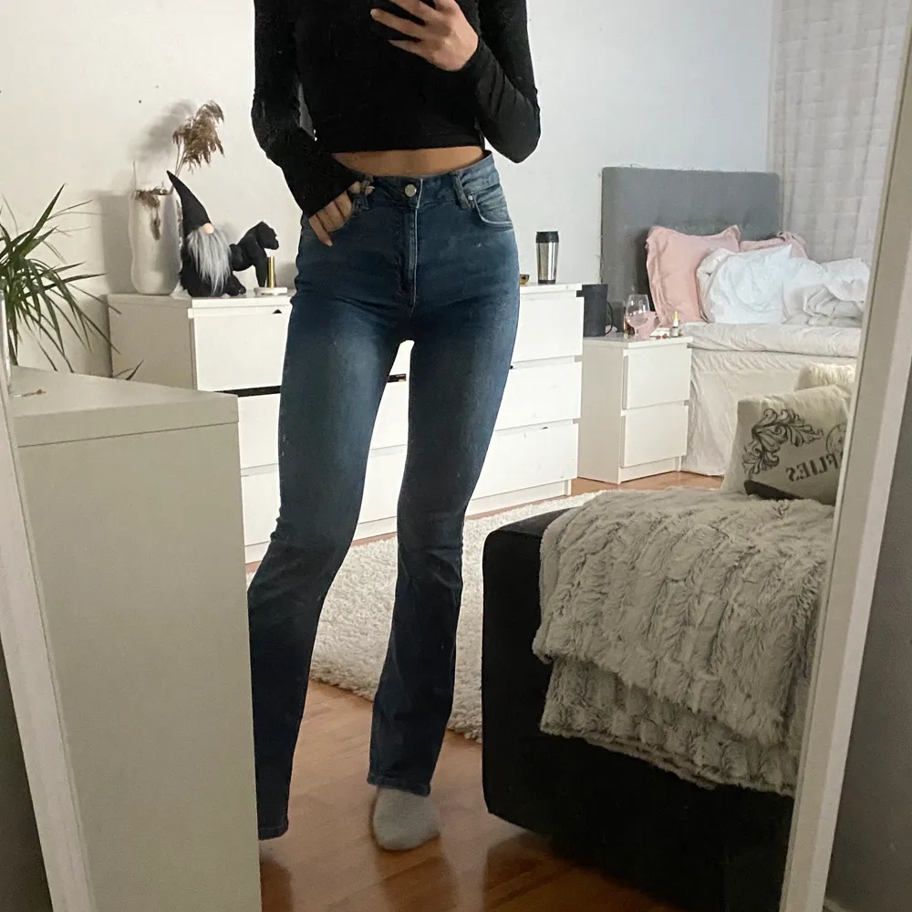 Ett par mörkblåa botcut jeans ifrån ginatricot. De är i bra sick. Strl M men passar S. Perfekt längd för mig som är 1,68 cm lång. . Jeans & Byxor.