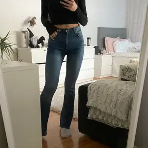 Ett par mörkblåa botcut jeans ifrån ginatricot. De är i bra sick. Strl M men passar S. Perfekt längd för mig som är 1,68 cm lång. 
