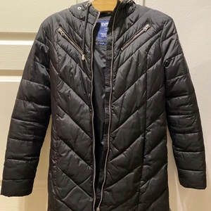 Svea Denise jacket  - Svea jacka i storlek S, köpt för ca 2-3 år sedan. Bra skick, förutom att dragkedjan på båda fickorna har gått sönder men går lätt att fixa. Använd endast en vinter säsong. Köparen står för frakten men kan mötas upp om det är i Stockholmsområdet. Köpt för 900 kr säljs för 400 kr inklusive frakt om det är utanför Stockholm. 