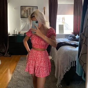 Set från Nelly!😍 - Detta sett är från Nelly och är väldigt somrigt och glatt! Aldrig använt innan och prislapp finns kvar🥰