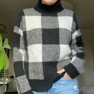 Stickad tröja  - Jättevarm och mysig tröja från Chiquelle, använd ett fåtal gånger🥰