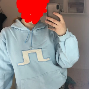 J.Lindeberg hoodie - J.Lindeberg hoodie i en babyblå färg. Har tappat ena plastgrejen på snören men inget som syns